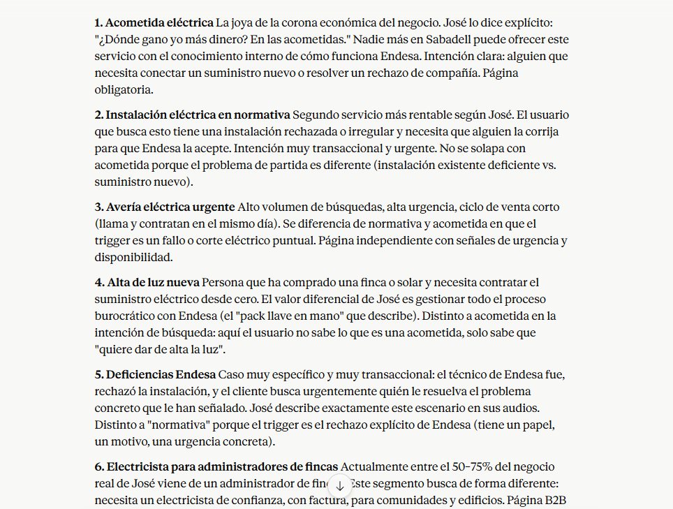 Captura: Propuesta de arquitectura web generada por Claude — Árbol de URLs con servicios prioritarios y justificación de negocio